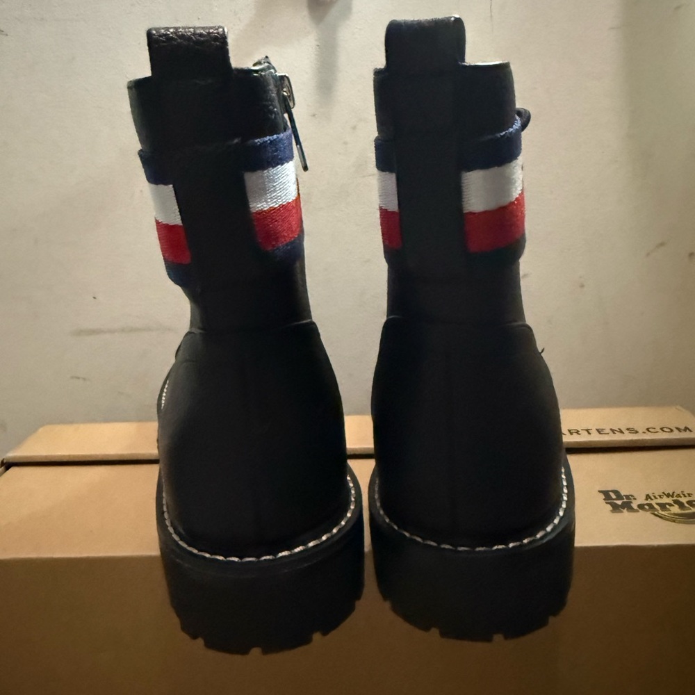 Women's Black Tommy Hilfiger boots - Picture 2 of 4